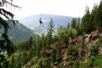 Das Highlight ist der Flying Eagle, mit dem Du über eine 50 Meter tiefe Schlucht gleitest. • © Alpin Center Hochzeiger-PitztalAlpincenter